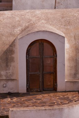 Imerovigli 'deki Ahşap Kapı Girişi - Santorini Adası, Yunanistan - Seyahat Varış Yeri, Yaz, Günbatımı