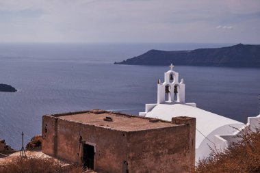 Imerovigli köyündeki üç çan kulesine sahip küçük kilise - Santorini Adası, Yunanistan - Caldera Manzarası