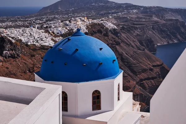 Kościół Anastazy Błękitną Kopułą Wieżą Miejscowości Imerovigli Santorini Grecja — Zdjęcie stockowe