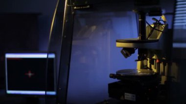 monitör ve mikroskop laboratuarında kullanışlı aparat olarak