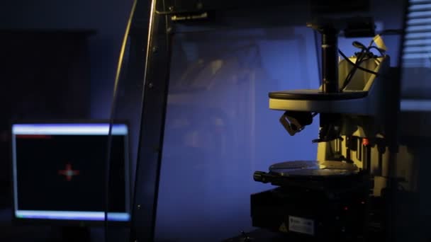 Övervaka och Mikroskop som användbara apparater i lab — Stockvideo