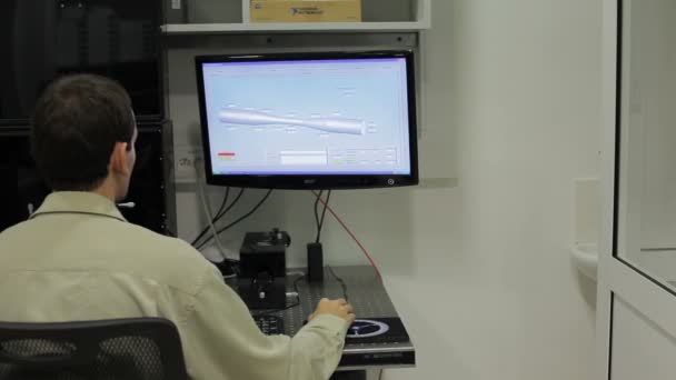 Männlicher Laborarbeiter mit Computer, der sich Handlung ansieht — Stockvideo