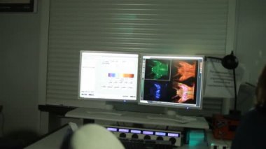 laboratuarda çalışan