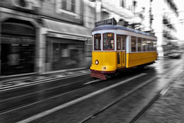 Lizbon sokaklarında 28 geçen tramvay