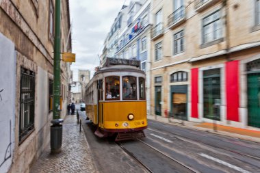 Lizbon sokaklarında 28 geçen tramvay