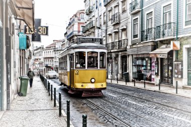 Lizbon sokaklarında 28 geçen tramvay