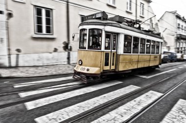 Lizbon sokaklarında 28 geçen tramvay