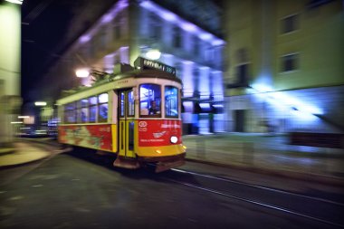 Lizbon sokaklarında 28 geçen tramvay