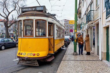 Lizbon sokaklarında 28 geçen tramvay