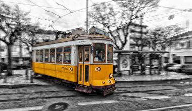 Lizbon sokaklarında 28 geçen tramvay