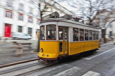 Lizbon sokaklarında 28 geçen tramvay