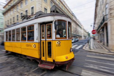 Lizbon sokaklarında 28 geçen tramvay