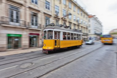 Lizbon sokaklarında 28 geçen tramvay