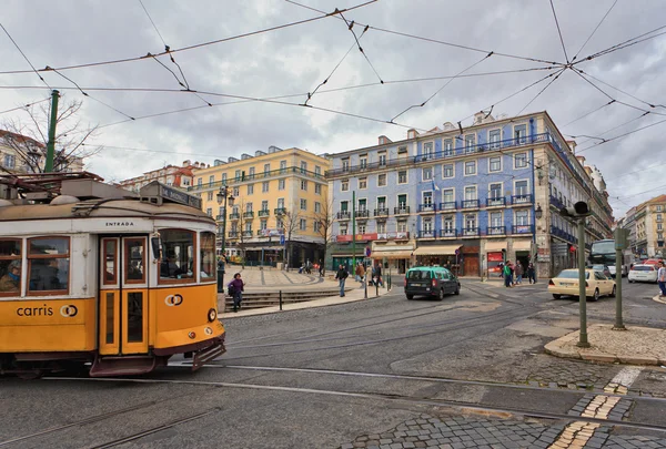 Tram 28 che attraversa le strade di Lisbona — Foto Stock