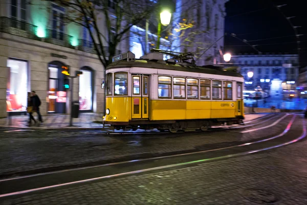 Tram 28 passing through Lisbon streets — Stock Photo, Image