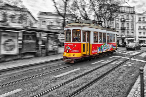 Tramvaj 28 procházející Lisabonské ulice — Stock fotografie