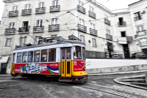 Tramvaj 28 procházející Lisabonské ulice — Stock fotografie