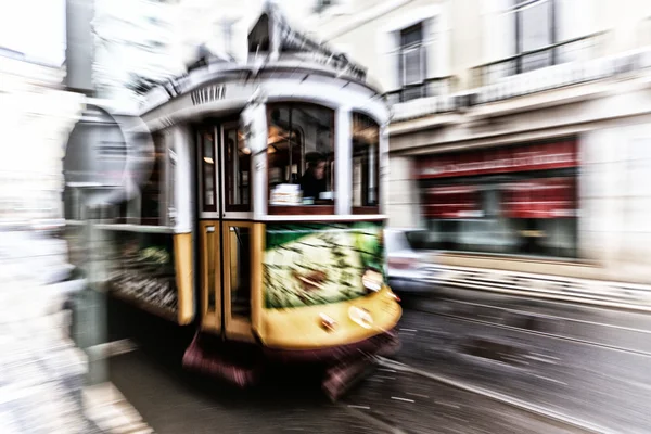 Tramwaj 28 przechodzącej przez ulic Lizbony — Zdjęcie stockowe