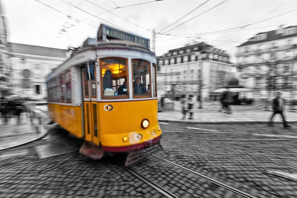 Lizbon sokaklarında 28 geçen tramvay