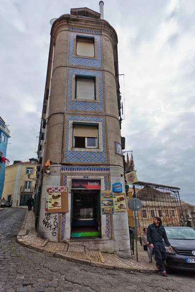 Lizbon, Portekiz. Klasik görünüm. şehrin sokaklarında tipik mimarisi — Stok fotoğraf