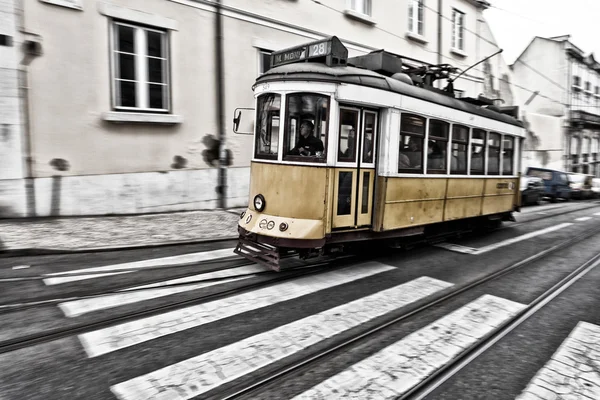 Tram 28 passing through Lisbon streets — Stock Photo, Image