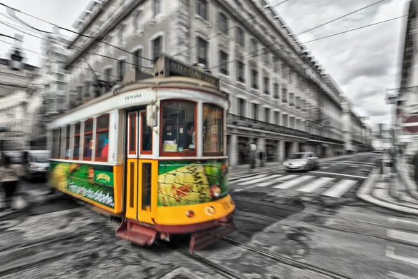 Lizbon sokaklarında 28 geçen tramvay