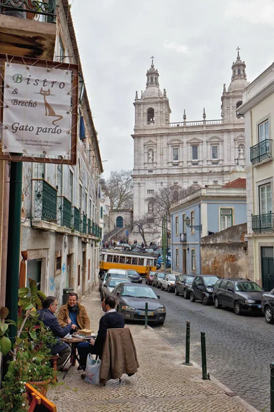 Lisboa, Portugal. Vista clássica. Arquitetura típica das ruas da cidade — Fotografia de Stock