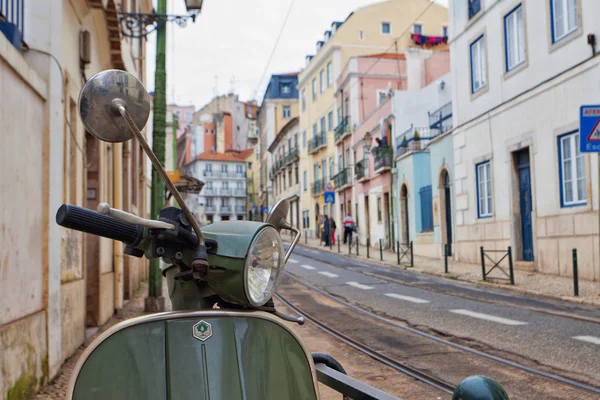 Lizbon, Portekiz. Klasik görünüm. şehrin sokaklarında tipik mimarisi — Stok fotoğraf