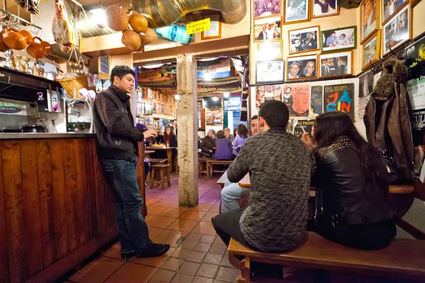 In touristischen restaurants und bars bereich lisbon — Stockfoto