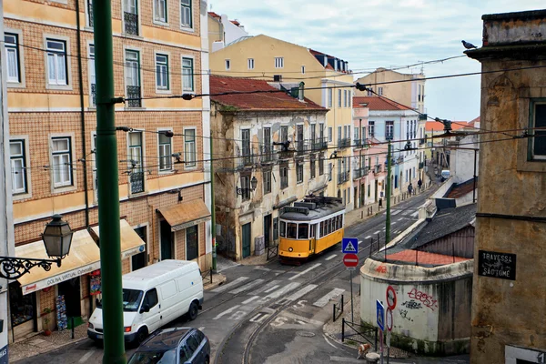 Tramvaj 28 procházející Lisabonské ulice — Stock fotografie