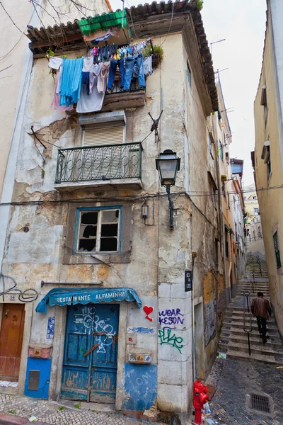 Lissabon, portugal. klassische Sichtweise. typische Architektur der Straßen der Stadt — Stockfoto