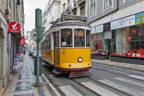 Tram 28 passing through Lisbon streets — Stock Photo, Image