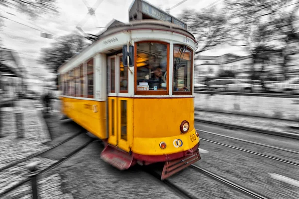 Lizbon sokaklarında 28 geçen tramvay