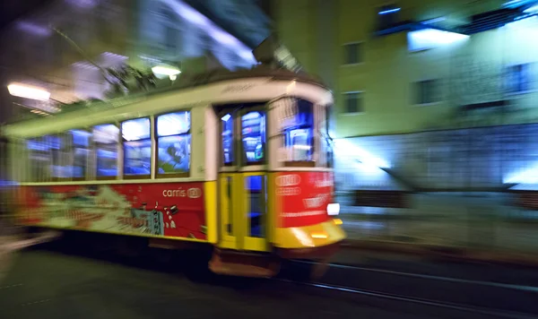 Трамвай 28 проходит по улицам Лиссабона — стоковое фото