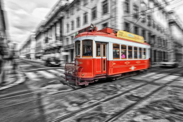 Tram 28 passing through Lisbon streets — Stock Photo, Image