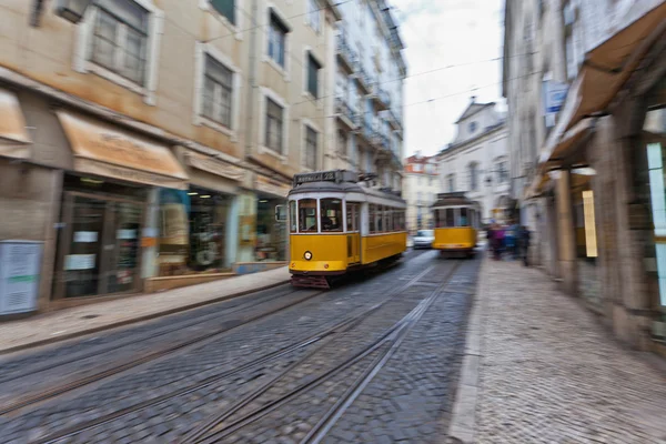 Trikk 28 passerer gjennom Lisboa-gatene – stockfoto