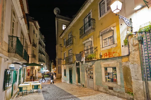 Lisboa, Portugal. Vista clássica. Arquitetura típica das ruas da cidade — Fotografia de Stock