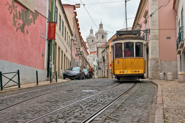 Tranvía 28 que pasa por las calles de Lisboa — Foto de Stock