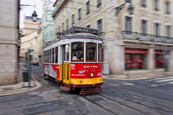 Tram 28 passing through Lisbon streets — Stock Photo, Image