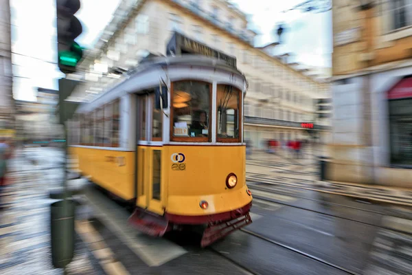 Tramvaj 28 procházející Lisabonské ulice — Stock fotografie