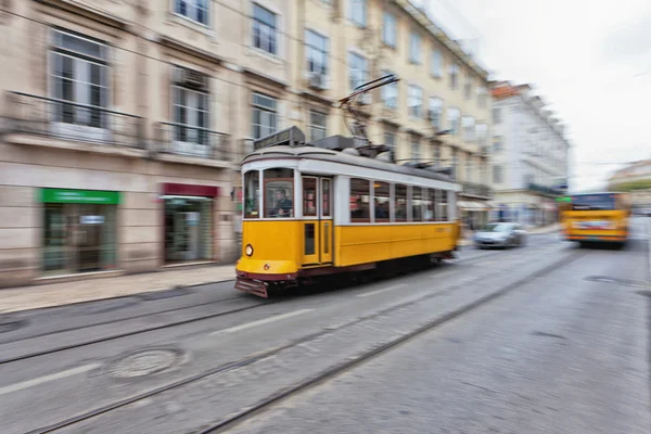 Tramwaj 28 przechodzącej przez ulic Lizbony — Zdjęcie stockowe
