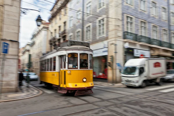 Tram 28 passing through Lisbon streets — Stock Photo, Image