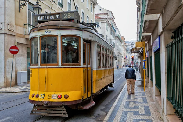 Tramvaj 28 procházející Lisabonské ulice — Stock fotografie