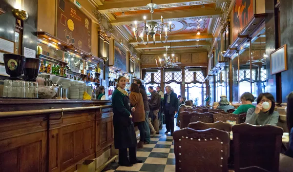 Mensen in toeristische restaurants en bars gebied Lissabon — Stockfoto