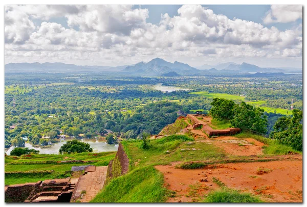 Ruiny v skálu Sígirija v kandy. Srí lanka — Stock fotografie