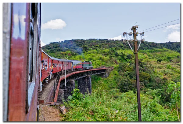 Ferroviária e trem em Sri Lanka — Fotografia de Stock