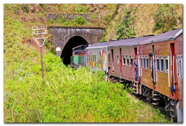 Ferroviária e trem em Sri Lanka — Fotografia de Stock
