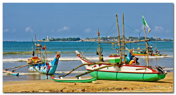 Playa tropical con palmeras y barcos de pesca en Sri Lanka, Welligama — Foto de Stock