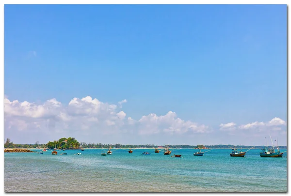 Ongerepte tropisch strand met palmbomen en vissersboten in sri-lanka, welligama — Stockfoto