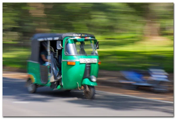 スリランカのトゥクトゥク白タクの利用. — ストック写真